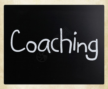 黑板上白粉笔的手写教练背景图片