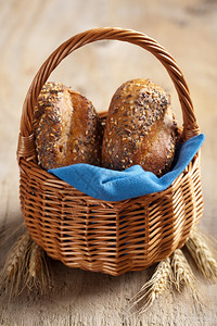 篮子中健康面包图片