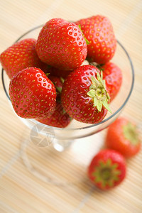 玻璃碗中成熟的草莓图片
