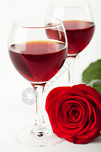葡萄酒杯和红玫瑰图片