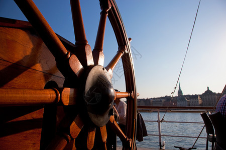 一艘老旧的木制船舵和瑞典斯德哥尔摩的观景背景