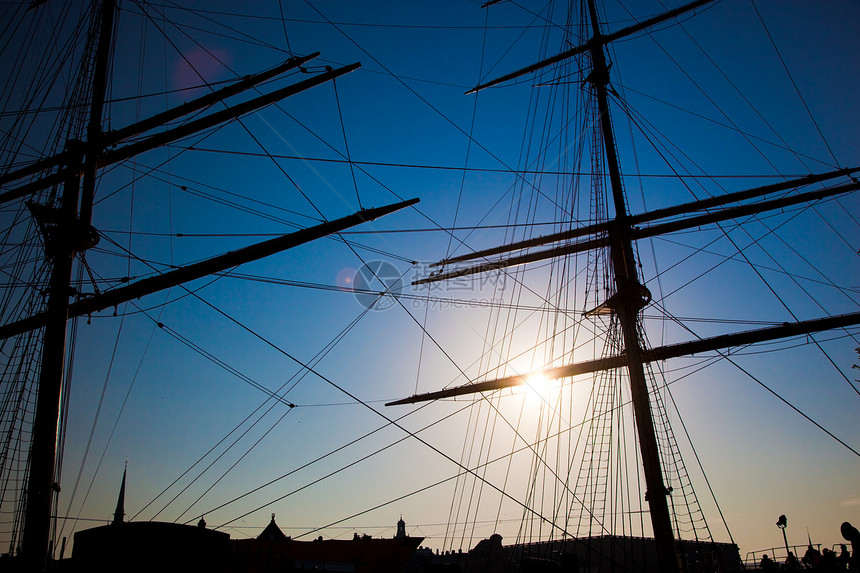 日落背景的轮船帆图片