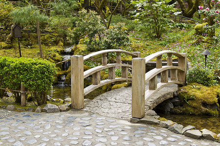 日本花园的木环桥跨越流图片