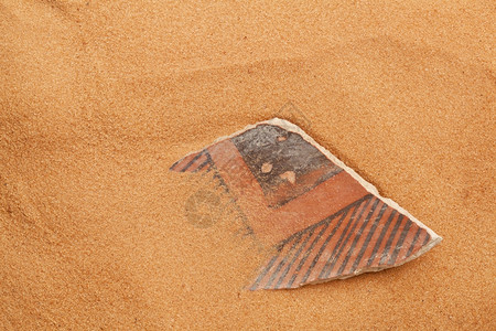 古老的阿纳萨齐陶器碎片埋在红沙中图片