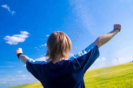 欢乐的男子与手举起在夏季风景图片