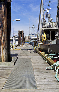 温哥华岛商业捕鱼码头背景为蓝天图片