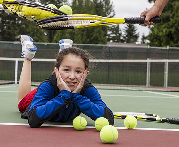 年轻女孩被录取加入网球队头顶被电击图片素材
