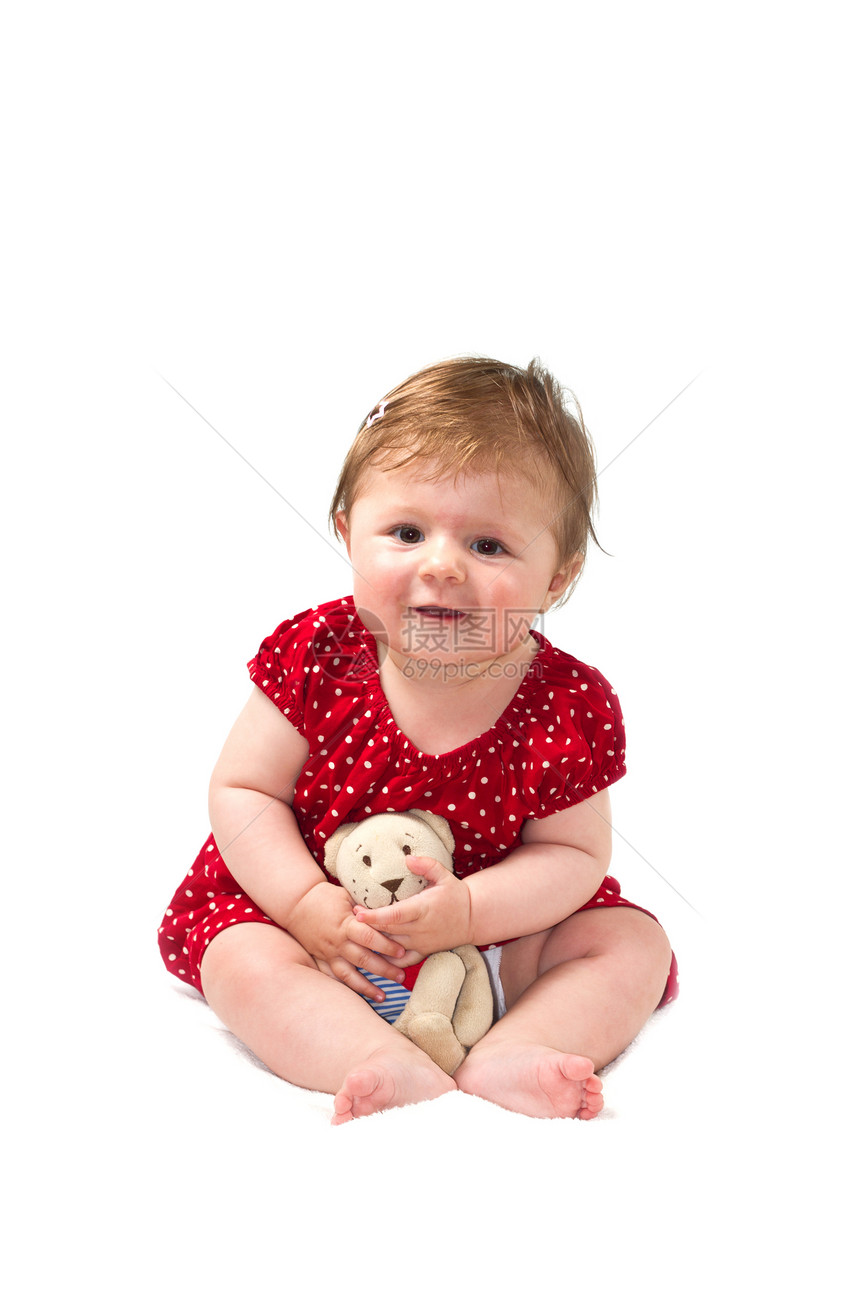 坐在白毛巾上快乐的婴儿图片