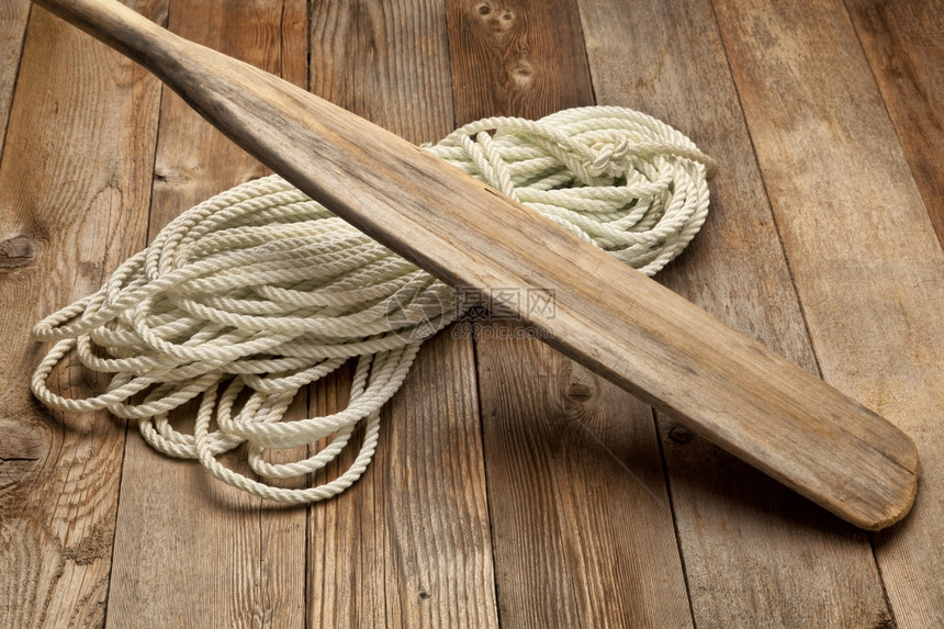 木桨和甲板上的绳索图片