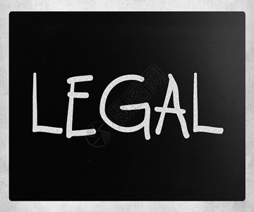 法律这个词用黑板上的白粉笔手写背景图片