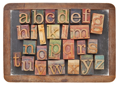 在旧黑板上用文字印刷木头类型的英文字母板岩高清图片素材