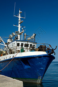 渔船在港口的图片