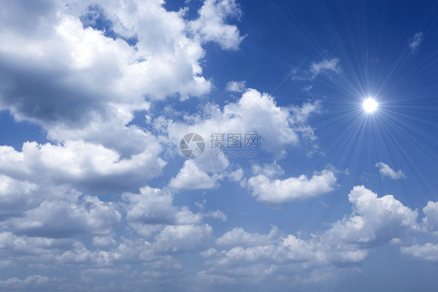 蓝色的天空有阳光和美丽的乌云图片