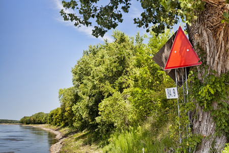 密苏里河左岸的红色导航标志和里程图片