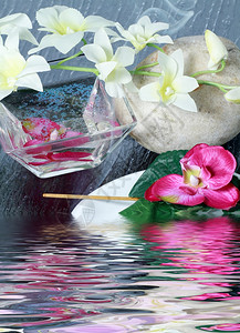 带有锌石海盐和兰花的温泉概念图片