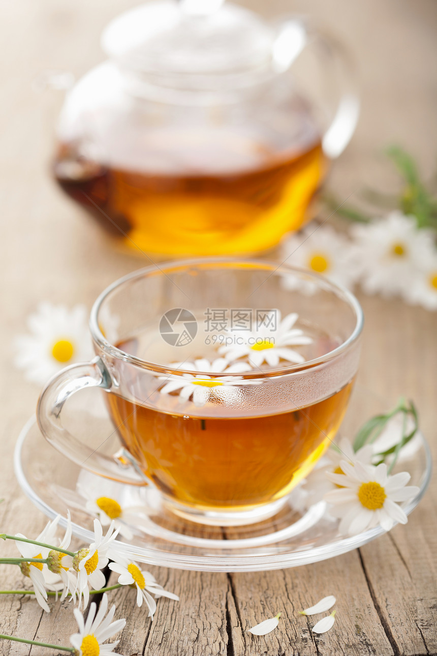含甘菊花的草药茶图片