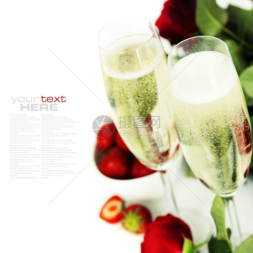 香槟草莓和美丽的红玫瑰在白色之上用易于移动的文字图片