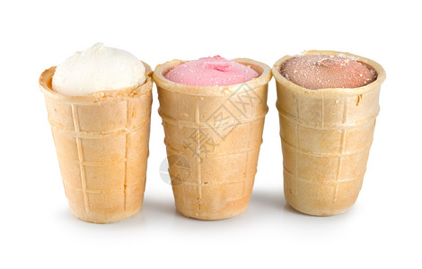 三种不同口味的冰淇淋甜锥巧克力香草和莓图片