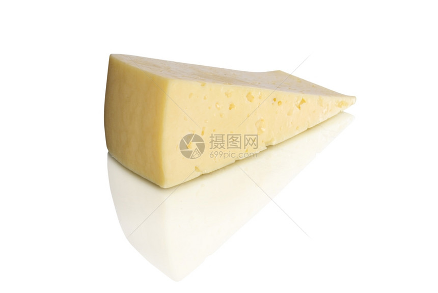 白上孤立的奶酪片图片