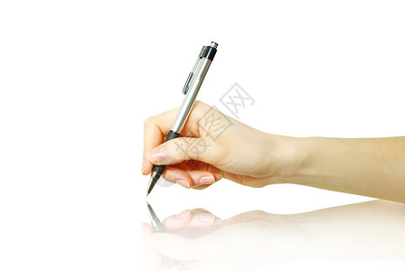 手和笔在白色背景上图片