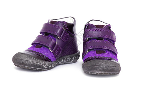 一双紫色鞋子图片