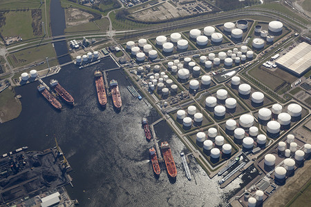 荷兰鹿特丹佩尼斯港与石化工业的空中观察背景图片