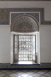 摩洛哥马拉喀什巴伊亚宫201年4月日地板和墙壁窗马赛克图片