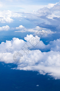 蓝天中的空中视图图片