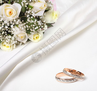 结婚戒指和玫瑰花束背景图片
