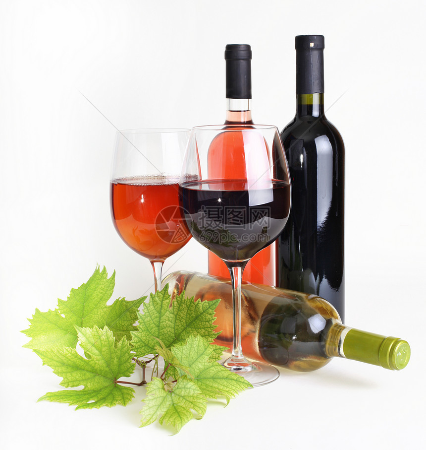 酒杯瓶和葡萄叶图片