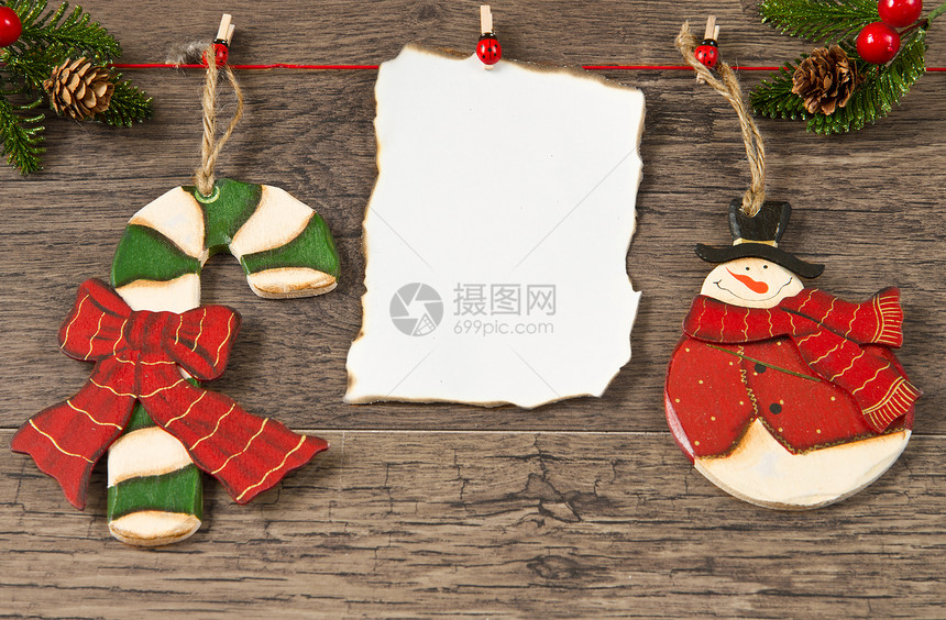 带木背景上圣诞节装饰品的空白纸条图片