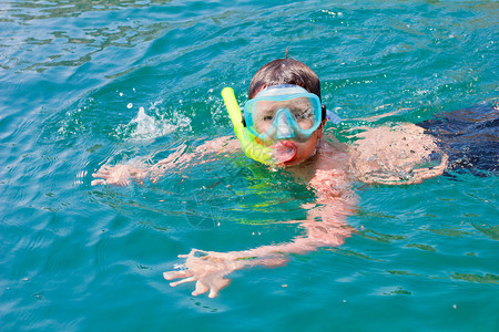 男孩在海中游泳图片