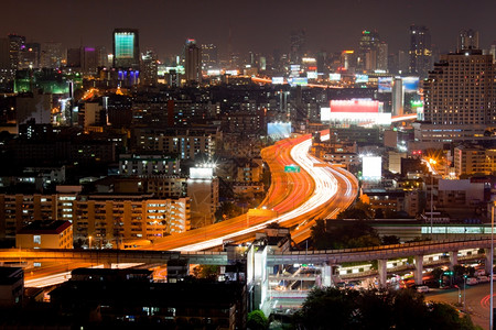 黄昏时空中浏览曼谷公路图片