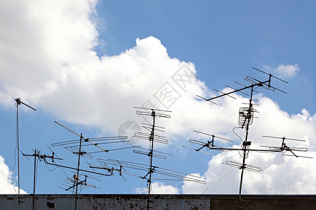 屋顶上电信天线概念图片