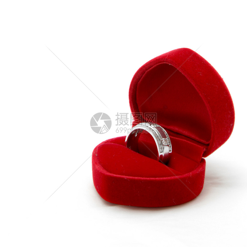 红色阀门盒中孤立的雄钻石环图片