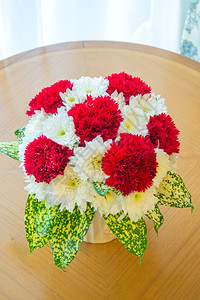 在婚礼或任何贺仪式中使用的红圆花束高清图片