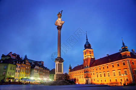 波兰华沙老城晚上皇家堡和西格蒙39科拉姆纳Zygmunta专栏背景图片