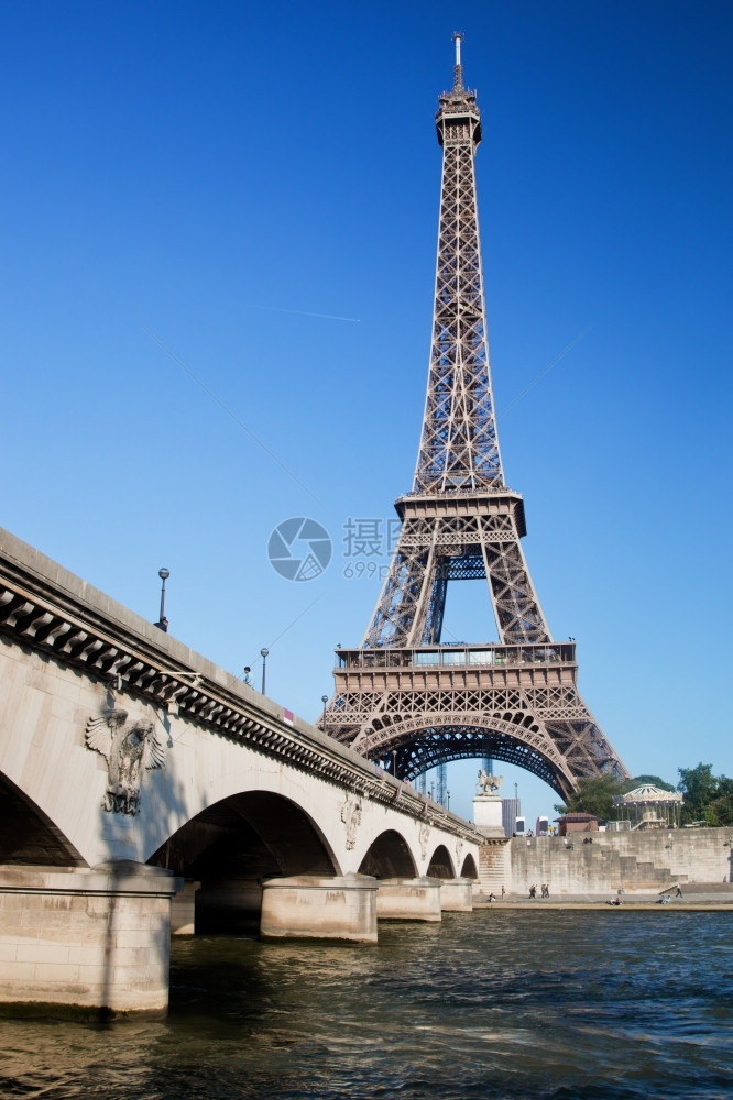 法国巴黎塞纳河上的埃菲尔铁塔和桥图片