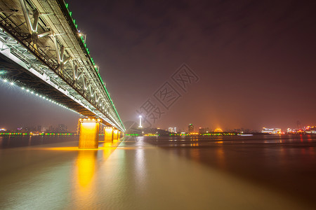 湖北省黄昏长江公路和火车桥图片