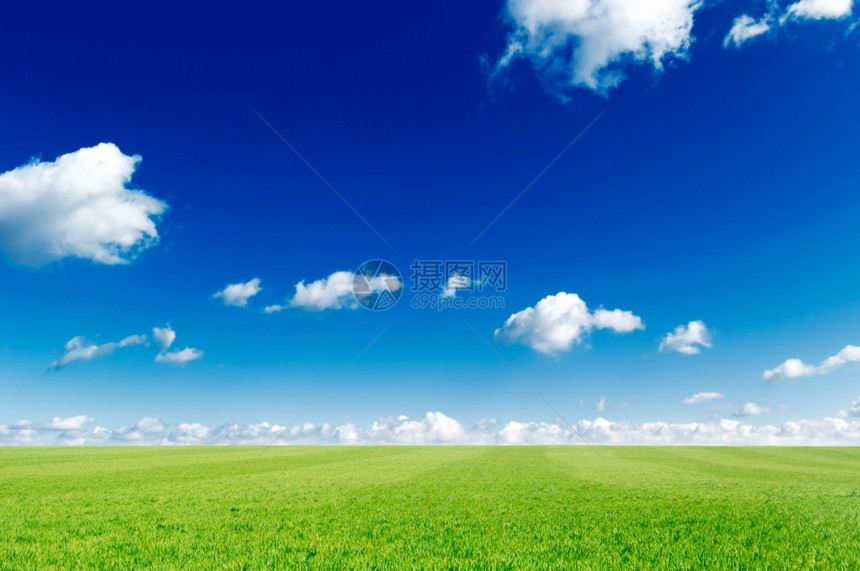 白云和绿春田图片
