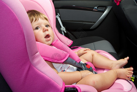 安全座椅上的婴儿图片