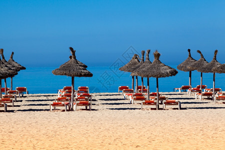 带阳伞和甲板椅的海滩风景图片