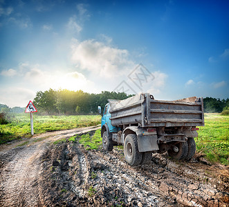 野外公路上的卡车图片