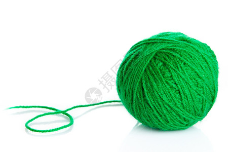 白色背景孤立的绿羊毛线球图片
