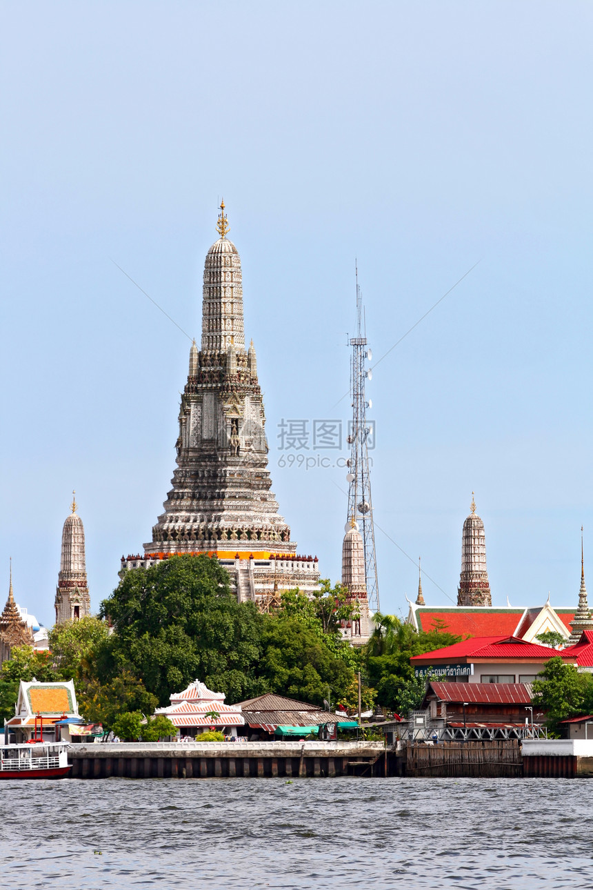 位于泰国曼谷Chaoporaya河的WatArun或黎明寺垂直图片