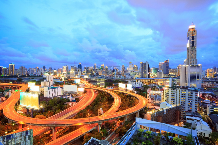 泰国黄昏曼谷公路与天线连通泰国图片