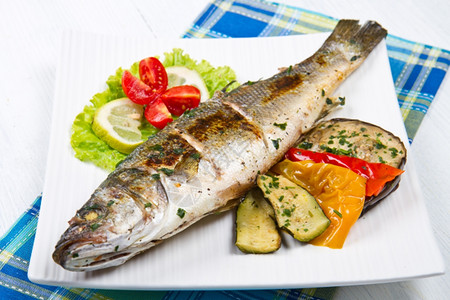 鱼海贝斯加柠檬和烤蔬菜背景图片