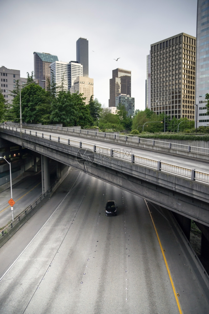 由管道和过构成的迷宫确保了在华盛顿西雅图周围的交通流量图片