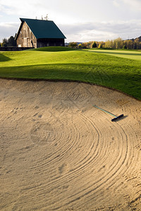 学打高尔夫球精心修整的沙泥乡村体育高尔夫体育课程背景