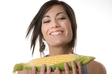手拿玉米的美女背景图片